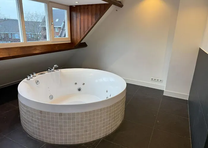 Stylish 1-bedroom In 埃因霍温